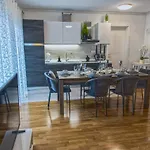 Urbana Villa Four Season